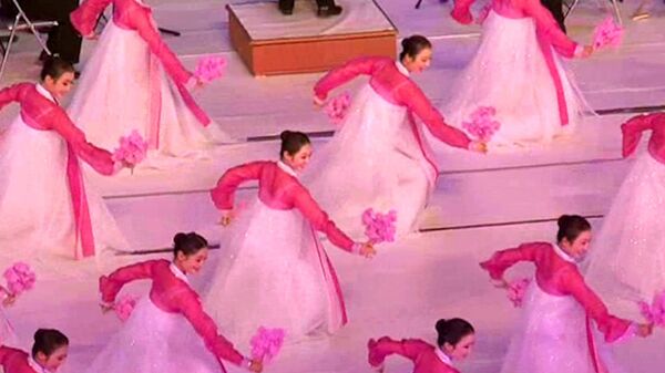 Centenaire de Kim Il-sung: des milliers de Coréens dansent à Pyongyang - Sputnik Afrique