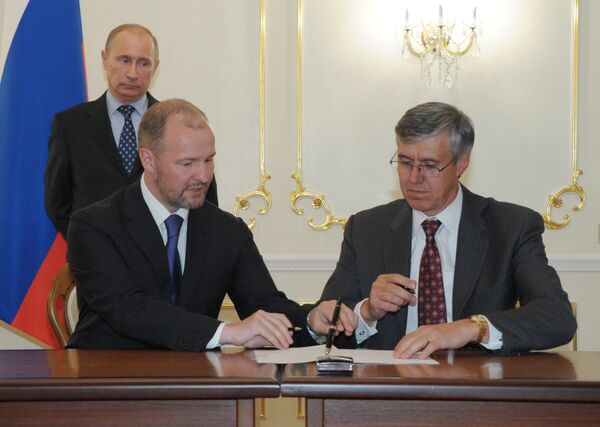 Rosneft et ExxonMobil ont signé lundi des accords pour la création de deux coentreprises chargées de la prospection du plateau de la mer Noire et de la mer de Kara - Sputnik Afrique