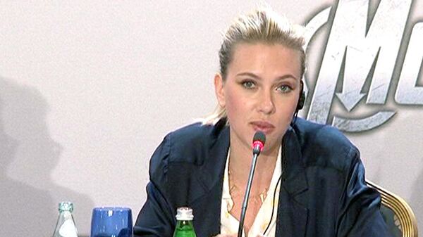 Scarlett Johansson s'essaie à la langue russe à Moscou  - Sputnik Afrique