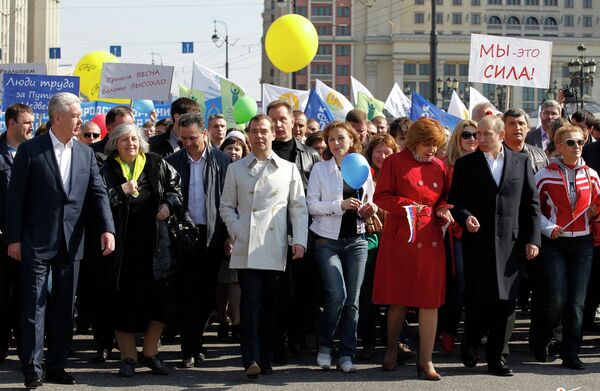 1er mai: Medvedev et Poutine prennent part au défilé - Sputnik Afrique