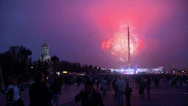 Moscou: des feux d'artifice viennent clôturer le Jour de la Victoire  - Sputnik Afrique