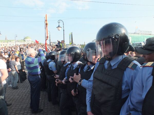 Rassemblements d'opposition: 30 policiers blessés à Moscou - Sputnik Afrique