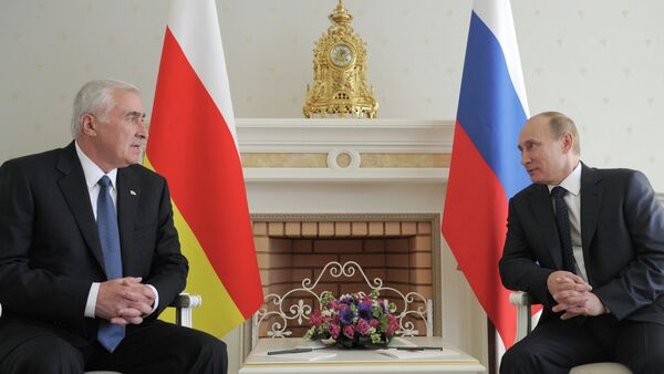 Leonid Tibilov et Vladimir Poutine - Sputnik Afrique