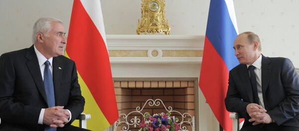 Leonid Tibilov et Vladimir Poutine - Sputnik Afrique