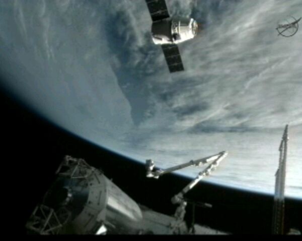 Le cargo spatial Dragon s'arrime à l'ISS - Sputnik Afrique