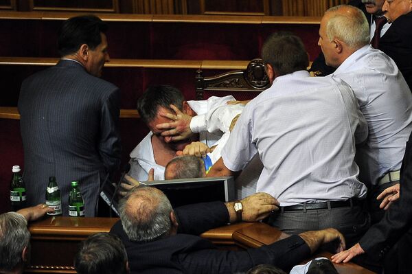 Une nouvelle échauffourée au parlement ukrainien s'est conclue par le blocage de la tribune - Sputnik Afrique