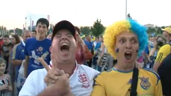 Euro-2012: supporters anglais et ukrainiens fraternisent  - Sputnik Afrique