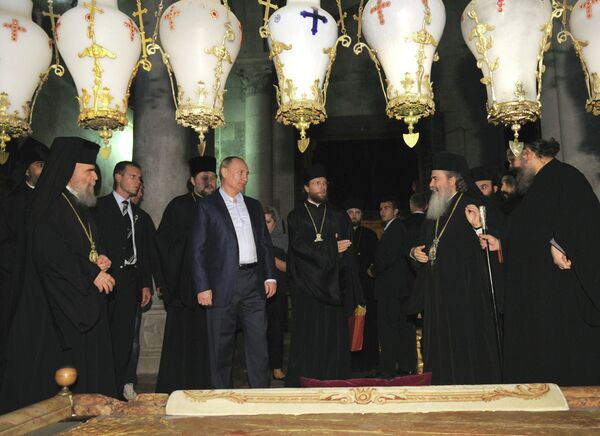 Vladimir Poutine dans l'église du Saint-Sépulcre à Jérusalem - Sputnik Afrique