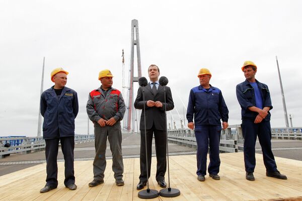 Extrême-Orient: Medvedev inaugure un pont à Vladivostok - Sputnik Afrique