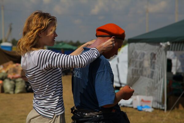 Krymsk: le mannequin Natalia Vodianova rejoint les bénévoles     - Sputnik Afrique