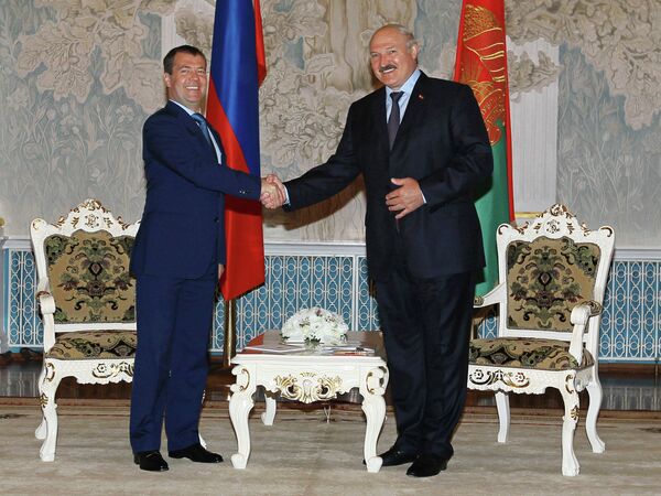 Premier ministre russe Dmitri Medvedev et le président biélorusse Alexandre Loukachenko - Sputnik Afrique