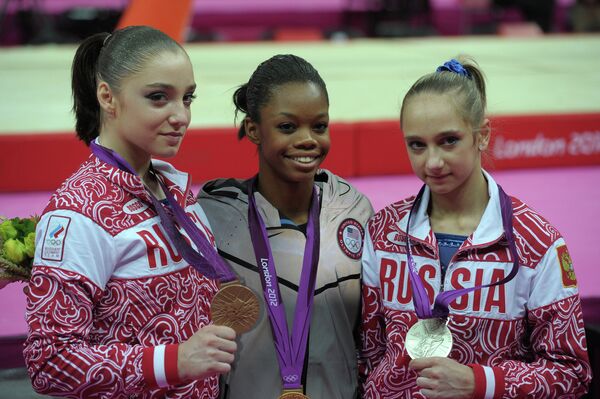 Victoria Komova et Aliya Mustafina ont remporté respectivement les médailles d'argent et de bronze du concours multiple individuel - Sputnik Afrique
