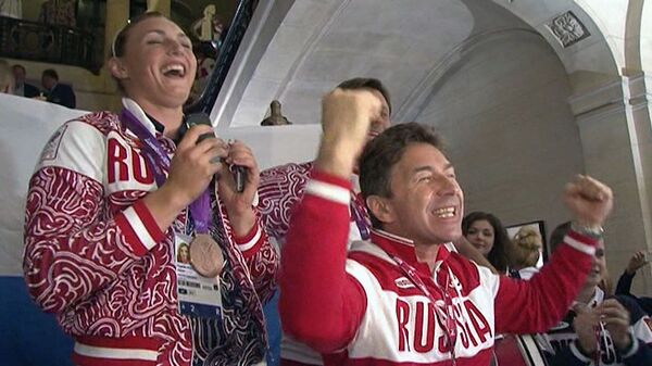JO: les supporters russes félicitent Isinbayeva et Kolodko - Sputnik Afrique