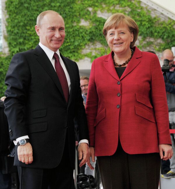 Vladimir Poutine et Angela Merkel (archives) - Sputnik Afrique