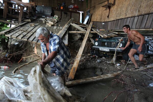 Les conséquences des inondations dans un village balnéaire russe - Sputnik Afrique