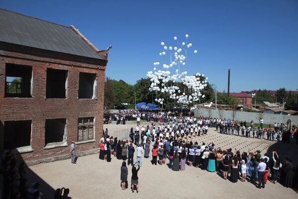 Beslan: œillets rouges et ballons blancs pour commémorer les victimes - Sputnik Afrique