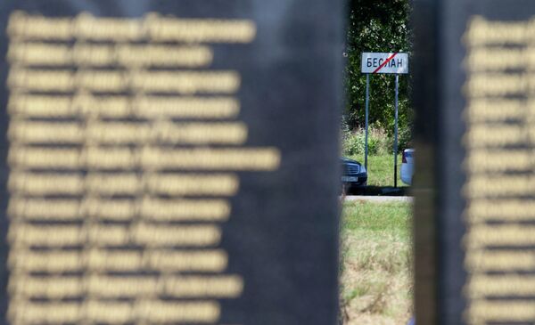 Beslan: œillets rouges et ballons blancs pour commémorer les victimes - Sputnik Afrique