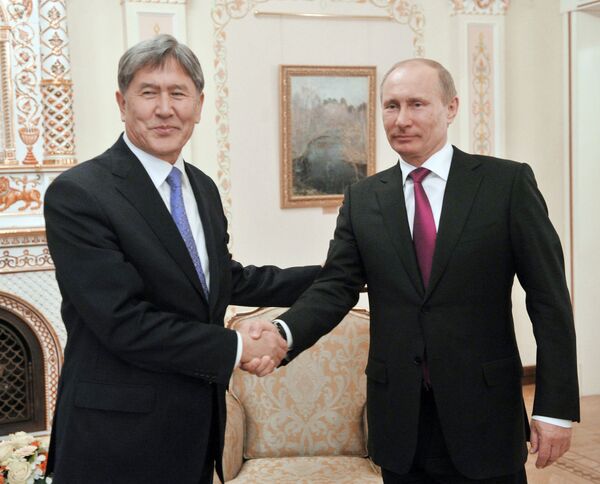 Almazbek Atambaïev et Vladimir Poutine (Archives) - Sputnik Afrique
