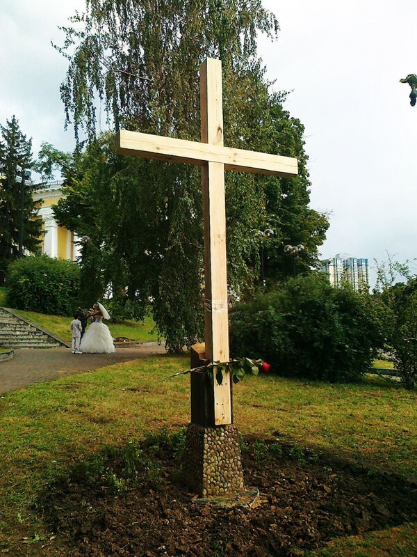 Croix abattue en Ukraine: Ianoukovitch demande de punir l'auteur - Sputnik Afrique