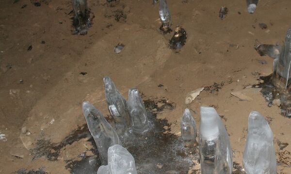 Une trace qui serait laissée par un yéti dans la grotte d'Azass, en Sibérie - Sputnik Afrique