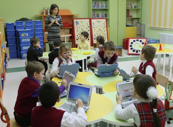 Russie: Poutine pour le port de l'uniforme à l'école - Sputnik Afrique