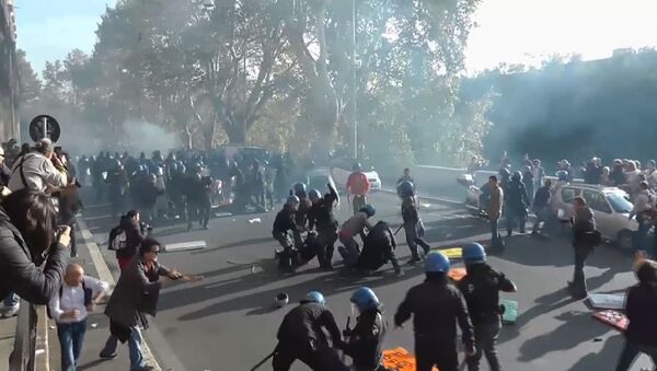 Europe: les manifestants dispersés à coups de matraque  - Sputnik Afrique