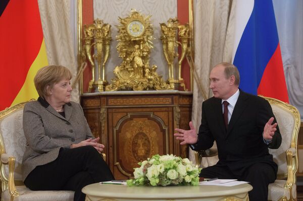 Chancelière allemande Angela Merkel et président russe Vladimir Poutine lors d'un forum russo-allemand - Sputnik Afrique