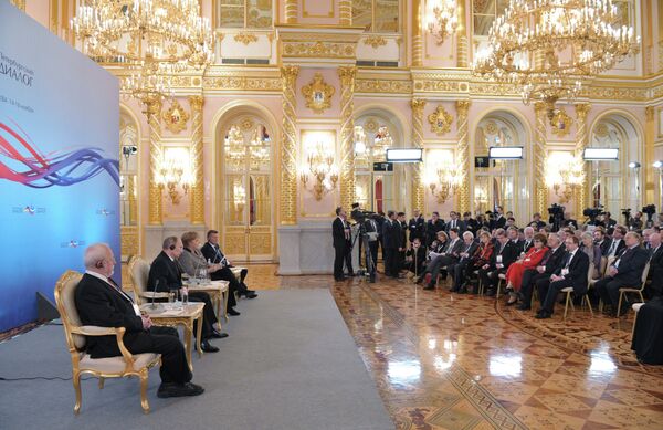 Vladimir Poutine et Angela Merkel lors du forum russo-allemand Dialogue pétersbourgeois - Sputnik Afrique