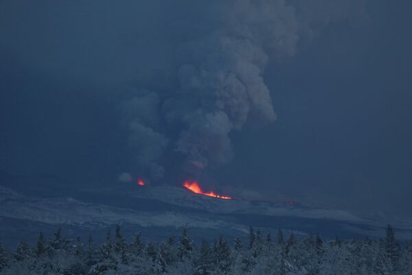 Kamtchatka: l'éruption d'un volcan provoque un feu de forêt - Sputnik Afrique