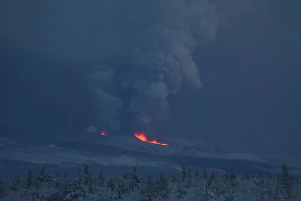 Kamtchatka: l'éruption d'un volcan provoque un feu de forêt - Sputnik Afrique