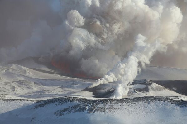 Kamtchatka: le volcan Ploski Tolbatchik en éruption - Sputnik Afrique