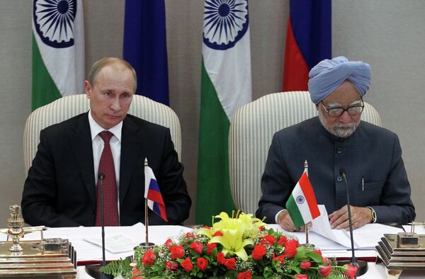 Le président russe Vladimir Poutine et le premier ministre indien Manmohan Singh (Archives) - Sputnik Afrique