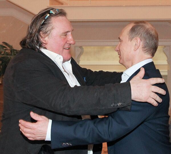 Poutine remet un passeport russe à Gérard Depardieu  - Sputnik Afrique