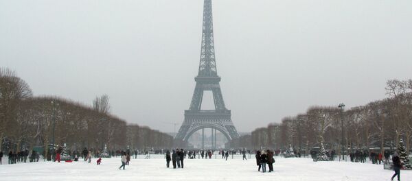 Эйфелева башня над покрытыми снегом улицами Парижа - Sputnik Afrique