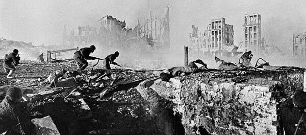 Les soldats soviétiques prennent d'assaut un immeuble - Sputnik Afrique