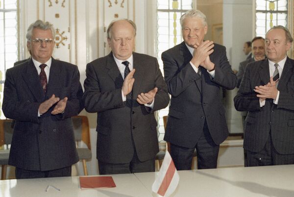 Les présidents ukrainien, biélorusse et russe après la signature de l'Accord de Belovej en décembre 1991 - Sputnik Afrique