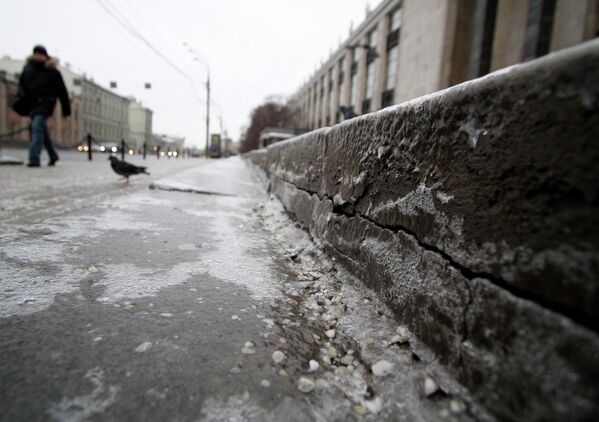Moscou devenue une patinoire géante après une pluie - Sputnik Afrique