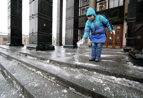 Moscou devenue une patinoire géante après une pluie - Sputnik Afrique