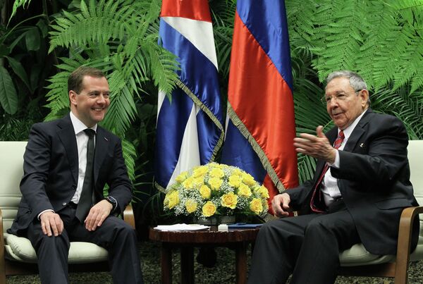 Dmitri Medvedev rencontre Raul Castro à La Havane - Sputnik Afrique