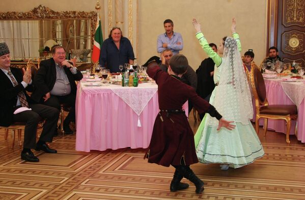 Gérard Depardieu en visite en Tchétchénie - Sputnik Afrique
