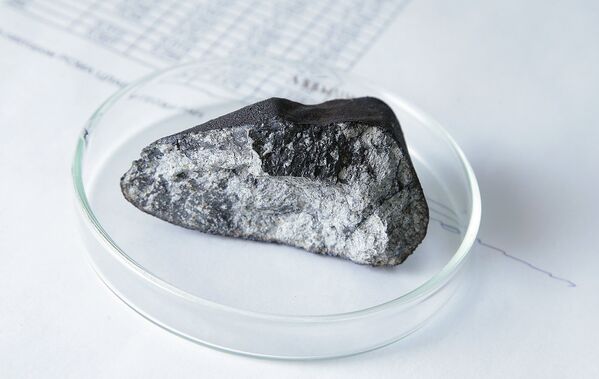 Les chercheurs de Moscou examinent la météorite de Tchebarkoul - Sputnik Afrique