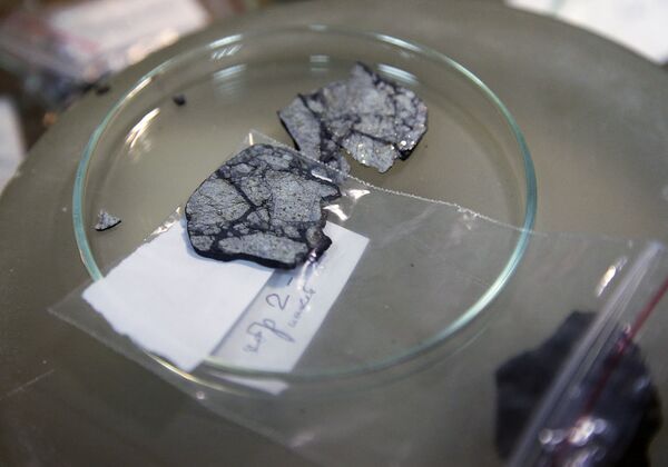 Les chercheurs de Moscou examinent la météorite de Tchebarkoul - Sputnik Afrique
