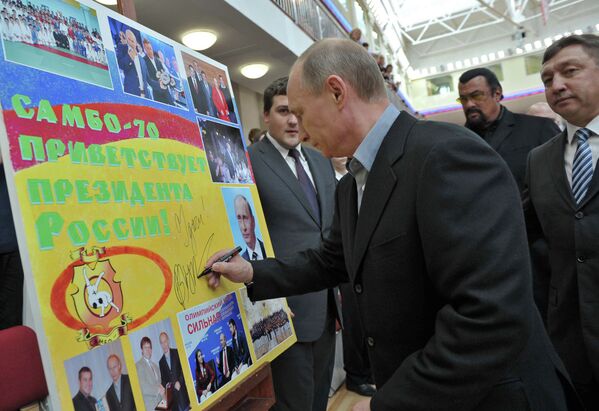 Vladimir Poutine et Steven Seagal inaugurent un palais des sports à Moscou - Sputnik Afrique