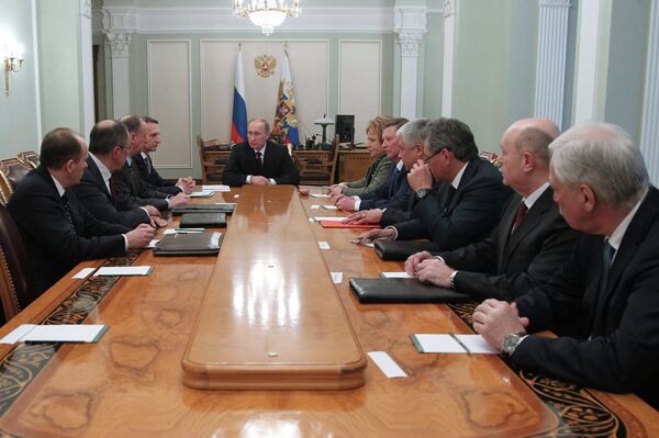 Président russe Vladimir Poutine avec les membres du Conseil de sécurité russe - Sputnik Afrique