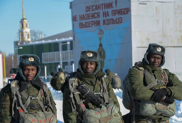 Des prêtres parachutistes russes à l'entraînement - Sputnik Afrique