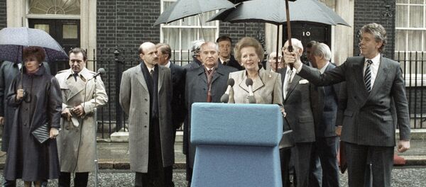 Премьер-министр Великобритании Маргарет Тэтчер выступает на митинге во время визита Генерального секретаря ЦК КПСС Михаила Горбачева (в центре слева) в Великобританию - Sputnik Afrique