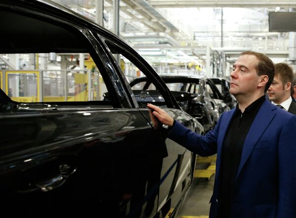 Dmitri Medvedev se familiarise avec un nouveau véhicule utilitaire russe - Sputnik Afrique