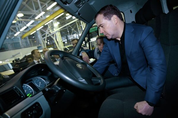 Dmitri Medvedev se familiarise avec un nouveau véhicule utilitaire russe - Sputnik Afrique