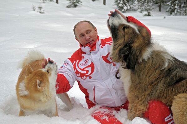 Poutine en compagnie de ses chiens Buffy et Youmé - Sputnik Afrique