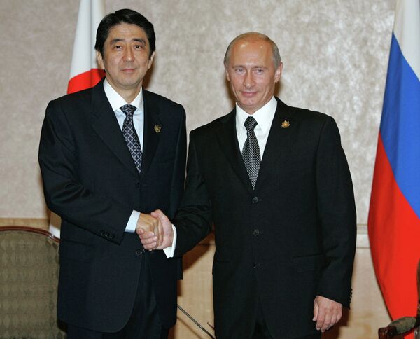 Le premier ministre japonais Shinzo Abe et le président russe Vladimir Poutine (archives) - Sputnik Afrique